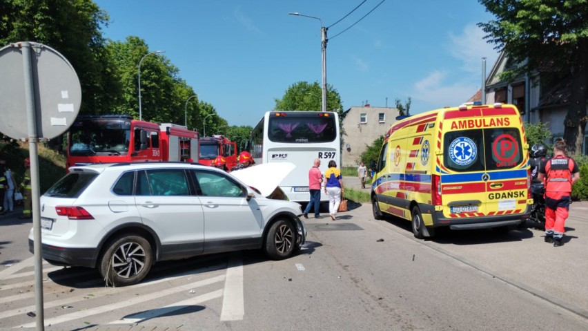 Gdańsk. Wypadek na ul. Trakt św. Wojciecha. Auto uderzyło w latarnie i autobus. Jedna osoba ranna