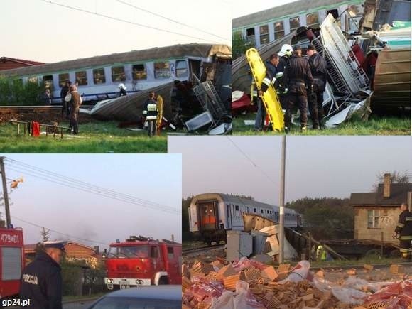 Wczoraj w Mostach koło Lęborka po godz. 17 ciężarówka zderzyła się z pociągiem. Jak dowiedzieliśmy się od policji, 2 osoby zginęły, a kilkadziesiąt osób jest rannych.