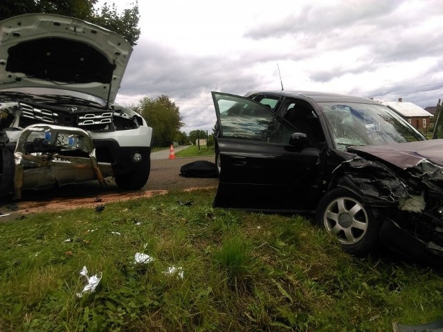 W piątek około godziny 10, dyżurny jasielskiej komendy otrzymał zgłoszenie o zdarzeniu drogowym, na drodze powiatowej w Umieszczu.Policjanci po dotarciu na miejsce, wstępnie ustalili, że kierująca osobową dacią, 49-letnia mieszkanka powiatu krośnieńskiego, jadąc w kierunku Tarnowca, na łuku drogi zjechała na przeciwległy pas doprowadzając do czołowego zderzenia z audi.Kierujący pojazdami oraz pasażerka audi doznali obrażeń i zostali przewiezieni do jasielskiego szpitala. Uczestnicy zdarzenia byli trzeźwi. Okoliczności wypadku będą wyjaśniane w toku prowadzonego postępowania.