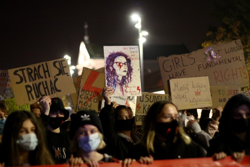 Protestujący przeszli przez centrum miasta. Zobacz fotorelację