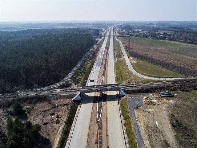 Ekspresowa trasa numer 7 jest budowana od obwodnicy Grójca do węzła Warszawa - Okęcie. To w sumie 29 kilometrów nowej drogi. Generalna Dyrekcja Dróg - Krajowych i Autostrad podzieliła go trzy odcinki: Grójec - Tarczyn, Tarczyn - Lesznowola i Lesznowola - Warszawa. Jaki jest etap zaawansowania prac na wszystkich odcinkach. Kiedy pojedziemy nową drogą? >