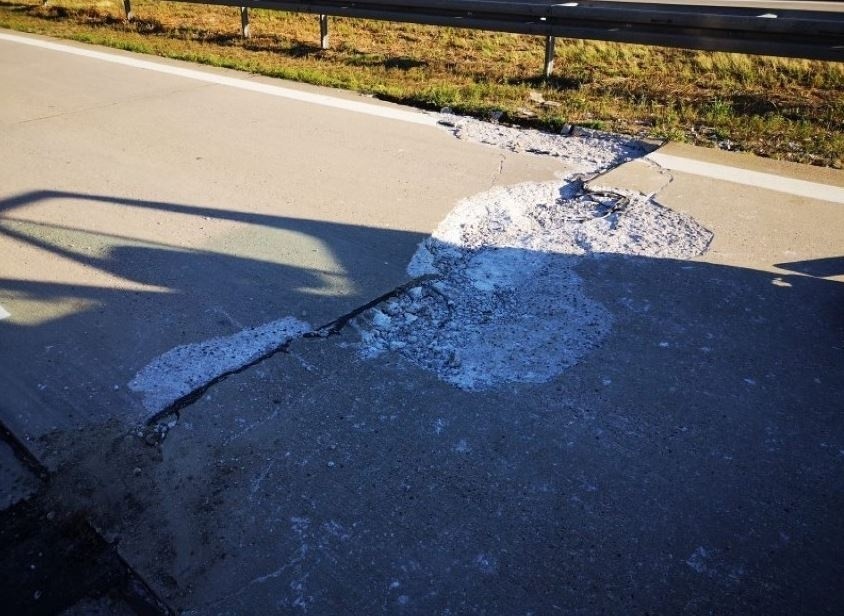 Popękane płyty betonowe nawierzchni autostrady A4 w rejonie...