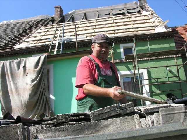 Zbigniew Ciliński przyjechał do Czepielowic pomóc ojcu zabezpieczyć dom. - Jak pieniądze z odszkodowań i zasiłków wystarczą na połowę nowego pokrycia dachu, to będzie dobrze - mówią Cilińscy.