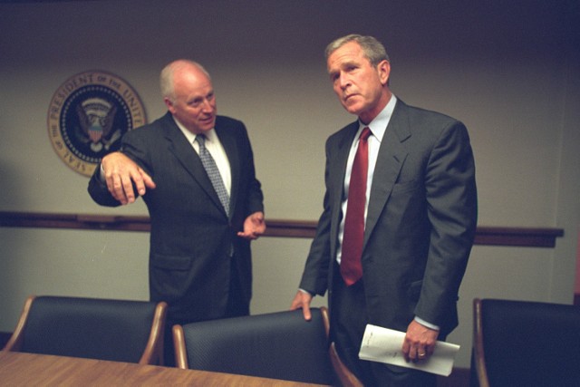 Archiwa Białego Domu opublikowały nieznane dotąd zdjęcia z 11 września przedstawiające prezydenta USA George W. Busha, wiceprezydenta Dicka Cheneya i innych wysokich pracowników administracji reagujących na największe zamachy terrorystyczne w historii Ameryki