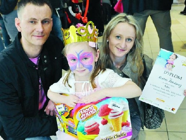 Koronę Małej Miss 2011 otrzymała czteroletnia Wiktoria z Woli Zambrzyckiej. Jej rodzice, Robert  i Anna Sapińscy  nie kryli dumy z sukcesu swojej ukochanej córeczki.