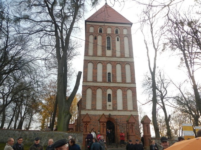 Wieża gotyckiego kościoła we Wrockach.