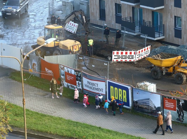 Co najmniej kilkaset pocisków i granatów saperzy podejmują na teren budowy hotelu, na placu między domem handlowym Astra i kościołem na osiedlu Kosmonautów. W tym miejscu istniało bardzo popularne w latach 90. targowisko.