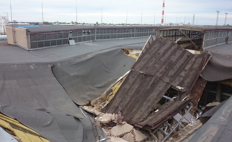 Zawaliła się konstrukcja o powierzchni około 400 metrów...