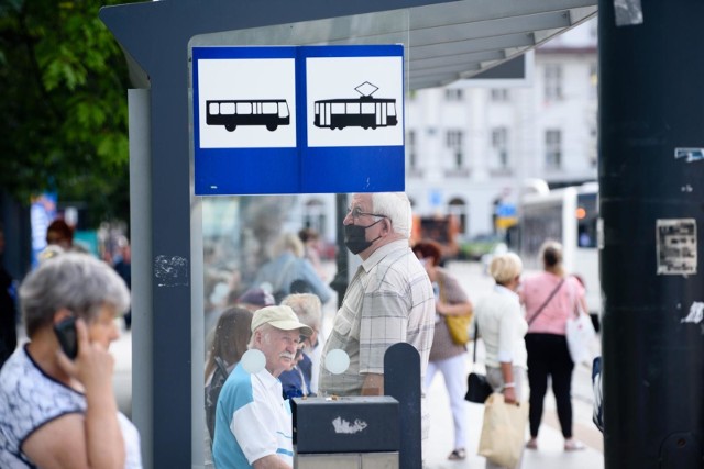 Od początku września toruńskie autobusy i tramwaje jeżdżą według nowych rozkładów jazdy. Nie wszyscy pasażerowie są zadowoleni ze zmian. Poznajcie wprowadzone zmiany i opinie. WIĘCEJ NA KOLEJNYCH STRONACH>>>