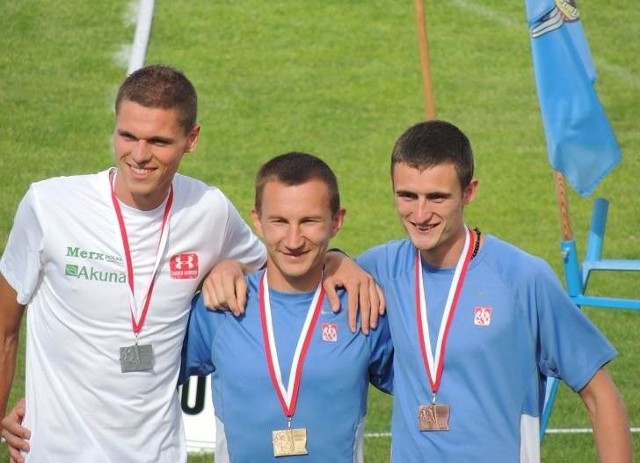 Artur Brzozowski (w środku) wywalczył złoty medal w chodzie na 20 kilometrów.