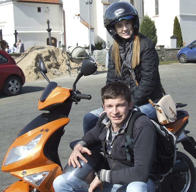 Kasia jeździ skuterem. Ivan chce zaszczepić w niej pasję do motorów