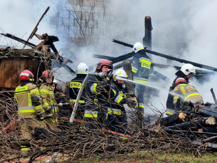Pożar w Rożubowicach koło Przemyśla. Doszczętnie spłonął budynek gospodarczy. W akcji strażacy z PSP i OSP [ZDJĘCIA, WIDEO]