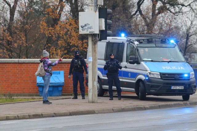 06.12.2022 wroclawgazeta wroclawskawroclaw, most szczytnicki, rozszczelnienie rury z gazem, zarzadzono ewakuacje, most zamkniety, ogromny chaos komunikacyjnyjaroslaw jakubczak/polska pressgaz rozszczenienie awaria straz pozarna policja 