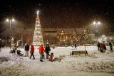 Zima w Myślenicach. Biało na rynku, w parku i nad Rabą 