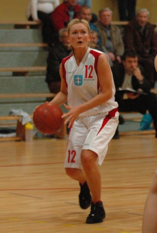 Małgorzata Andrzejewska jest leszczynianką, ma 26 lat, gra na pozycji rzucającej. Od blisko 17 lat gra w koszykówkę. Przez całą karierę związana była z Tęczą Leszno (dziś Duda). To jej drugi sezon w UKS Jedynka Marmorin Wschowa.