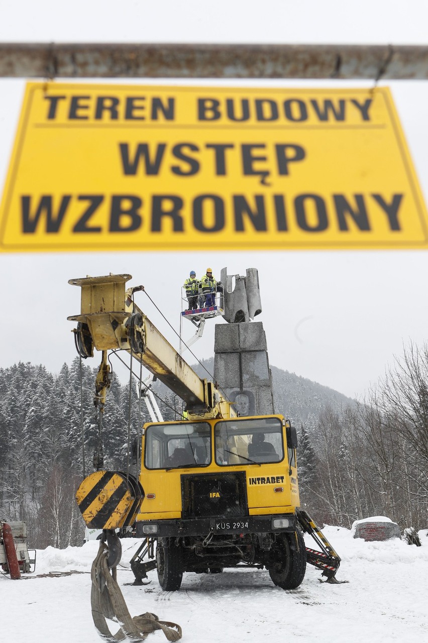 Demontaż pomnika Karola Świerczewski w Jabłonkach.