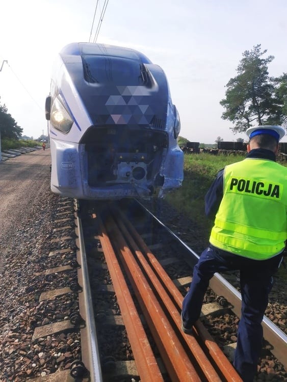 Jabłoń Dąbrowa. Wypadek na przejeździe kolejowym. Bus wjechał pod pociąg relacji Warszawa - Białystok [ZDJĘCIA]