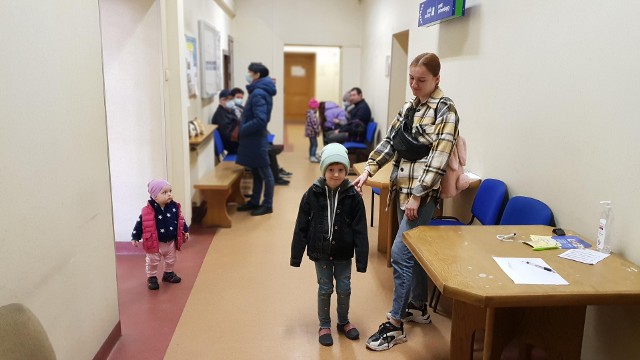 Obywatele z Ukrainy w oczekiwaniu na złożenie wniosku w urzędzie miejskim w Strzelcach Opolskich.