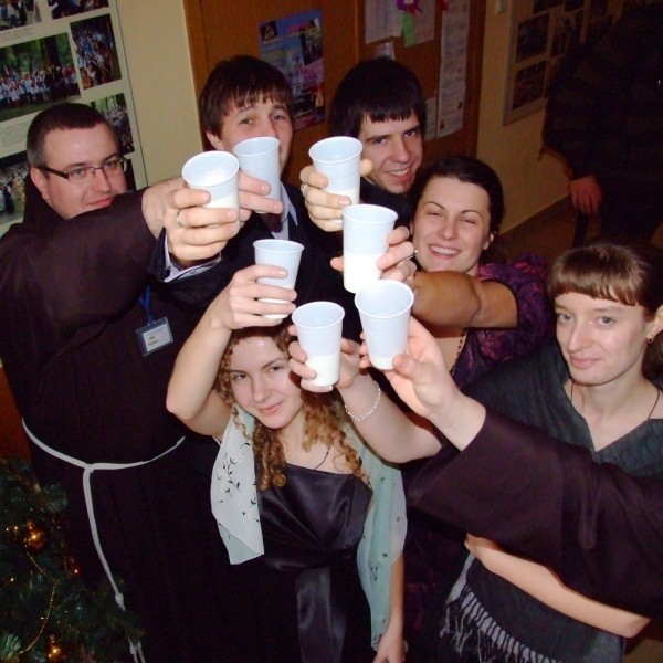 Uczestnicy zabawy wzniosą noworoczny toast szklanką mleka.
