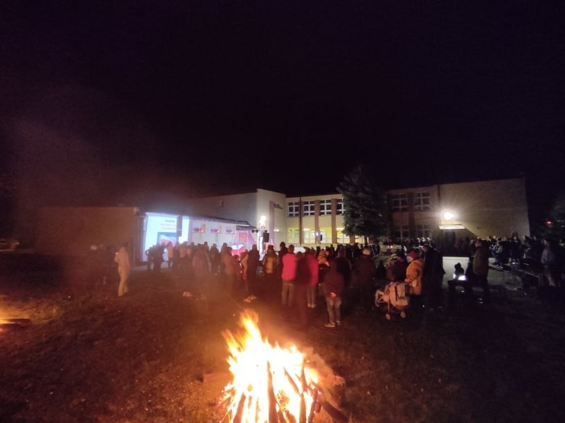 Pożar. Podczas wieczornicy z okazji Święta Niepodległości w Gorzycach spłonął ford mondeo, samochód urzędu gminy! Co się stało? (ZDJĘCIA)