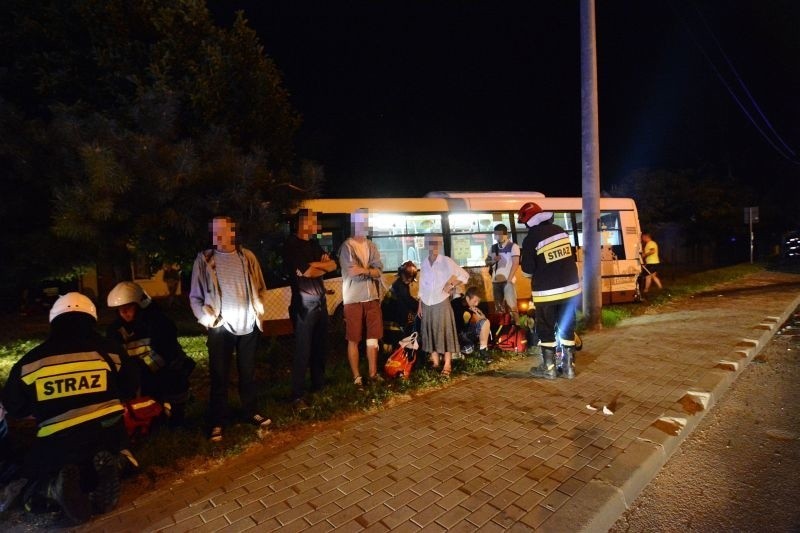 TIR uderzył w autobus miejski w Sandomierzu! 26 osób rannych