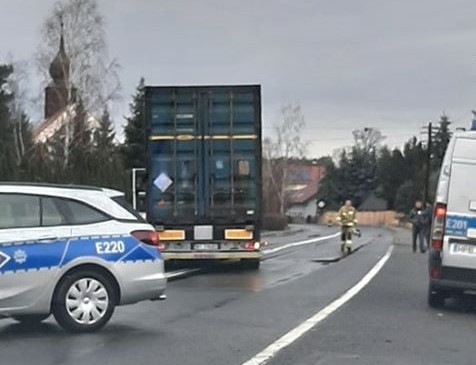 Do wypadku doszło w sobotę, 21 grudnia, na drodze krajowej nr 32 w Leśniowie Wielkim. Rowerzysta został potrącony przez ciężarówkę. O zdarzeniu poinformowali nas Czytelnicy, którzy przysłali nam zdjęcia.Do tragedii doszło miedzy godz. 9.00 a 10.00. Samochód ciężarowy potrącił rowerzystę. Na miejscu wypadku wylądował śmigłowiec lotniczego pogotowia ratunkowego. Mężczyzna był reanimowany. Niestety zmarł.– Z relacji kierowcy wynika, że jechał on w kierunku Leśniowa Wielkiego. Pasem pod prąd jechał rowerzysta – mówi podinsp. Małgorzata Barska rzeczniczka zielonogórskiej policji. Rowerzysta miał nagle wjechać prosto pod ciężarówkę. Droga w Leśniowie Wielkim została całkowicie zablokowana. Utrudnienia mogą potrwać kilka godzin. Policja kieruje ruchem. Wyznaczono objazdy drogami polnymi.Montowanie barierek w miejscu wypadku w gminie Skąpe