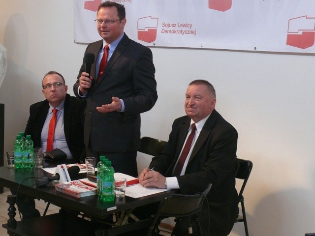 Andrzej Szejna ( w środku) podczas spotkanie w BWA w Ostrowcu, z prawej Józef Grabowski, z lewej Piotr Nowaczek.
