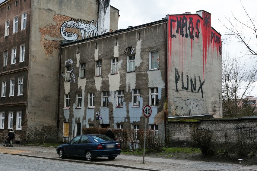 Zamalowują street art na kamienicy na Niebuszewie. Mimo, że budynek i tak będzie wyburzony [ZDJĘCIA]