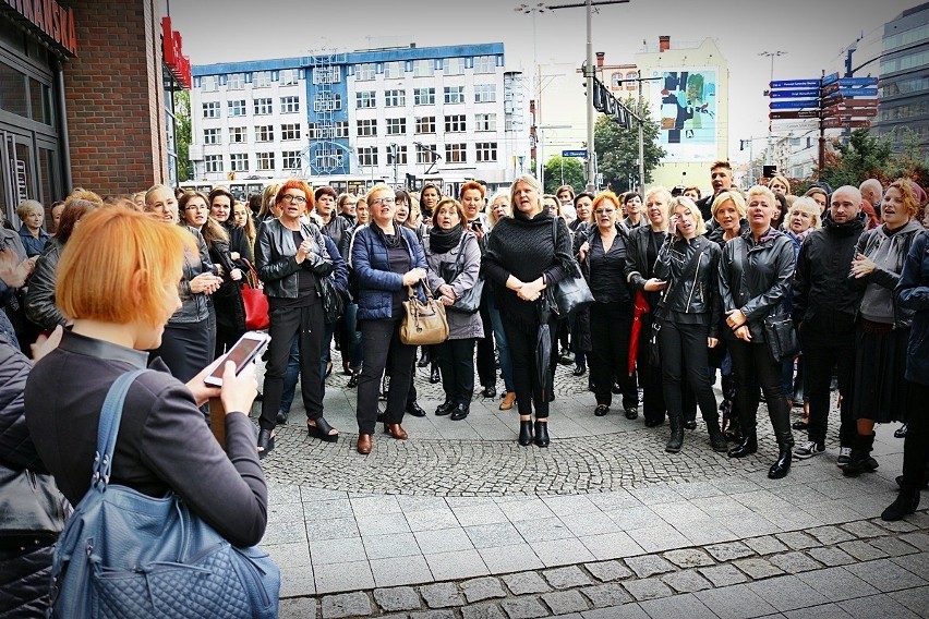 Czarny protest we Wrocławiu: "Szydło niestety, twój rząd obalą kobiety"