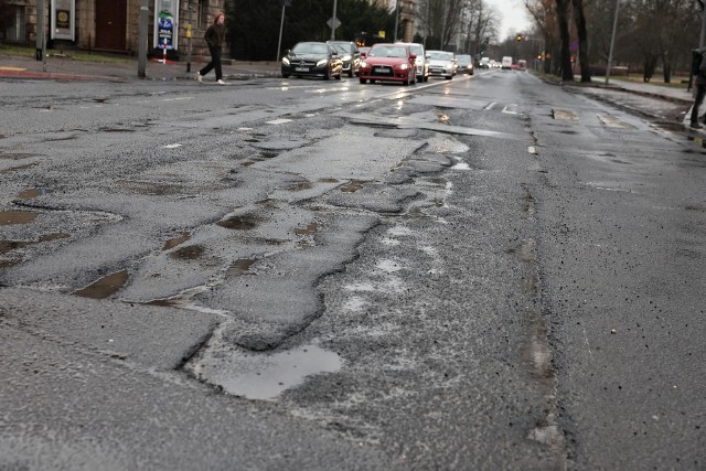 Latem nawierzchnia asfaltowa ma zostać wyfrezowana. W jej miejscu pojawi się nowa nawierzchnia. Do tego czasu dziury zostaną naprawione przy pomocy łat.