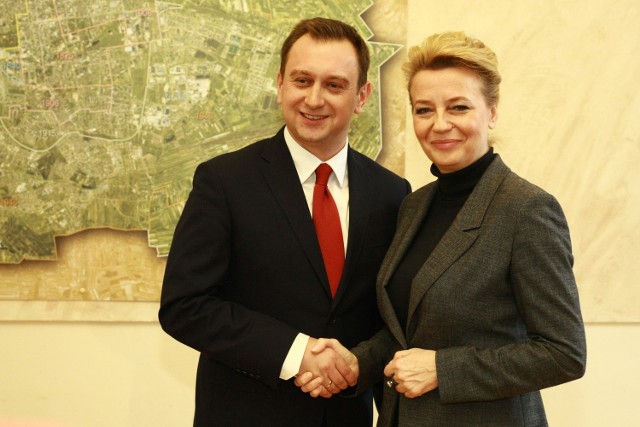 Hanna Zdanowska w powyborczym uścisku z Tomaszem Trelą. PO i SLD podpisały wtedy porozumienie programowe. Nie opisywało ono kwestii personalnych