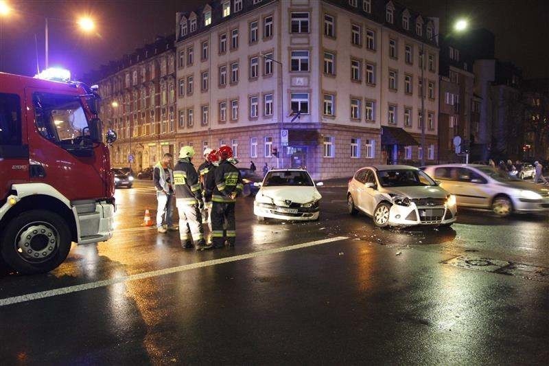 Kobieta ranna w zderzeniu dwóch aut.