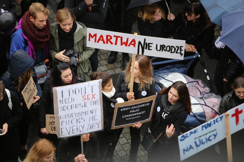 Deszcz nie zniechęcił uczestniczek czarnego protestu w...