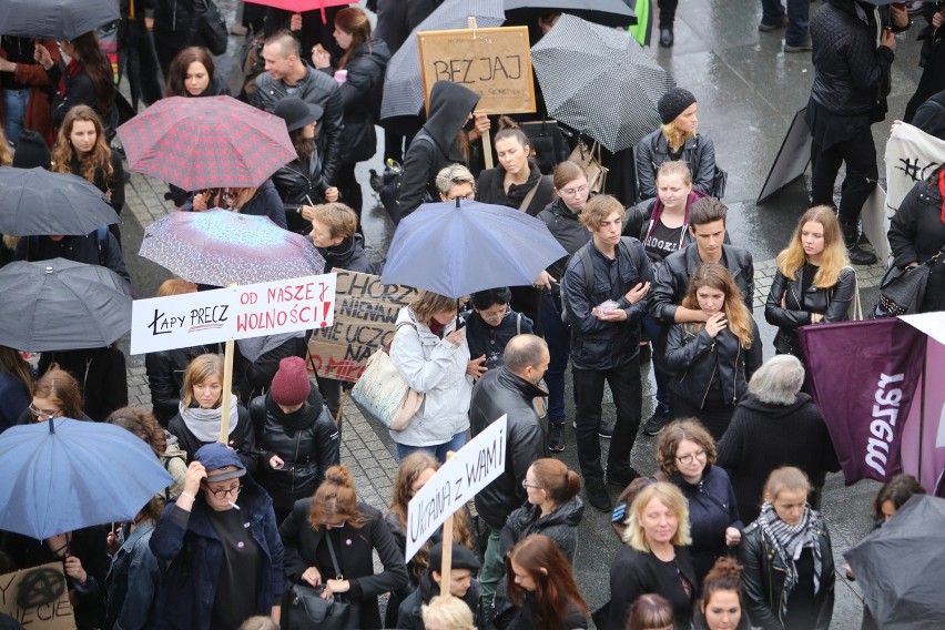 Deszcz nie zniechęcił uczestniczek czarnego protestu w...