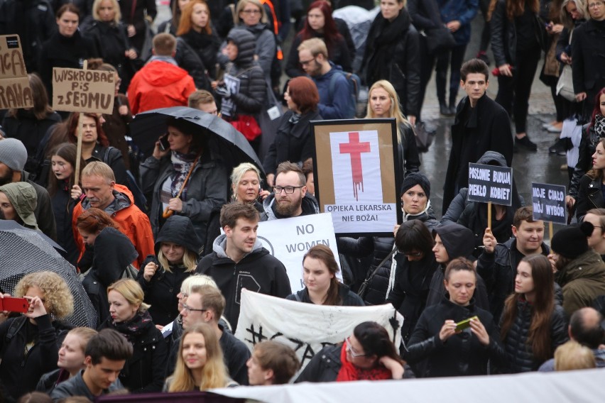 Deszcz nie zniechęcił uczestniczek czarnego protestu w...