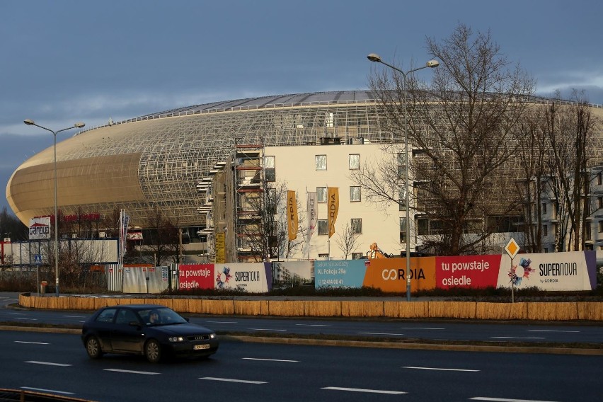 Taki widok na Tauron Arenę Kraków wyłania się od strony alei...