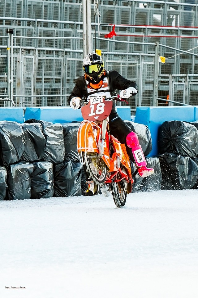 Weekend z ice speedwayem w Sanoku rozpoczęty. W piątek na torze lodowym Błonie w Sanoku odbył się trening zawodników przed sobotnim turniejem FIM European Individual Ice Speedway Championship. W niedzielę na tym samym torze rozegrany będzie turniej o Puchar Burmistrza Sanoka.