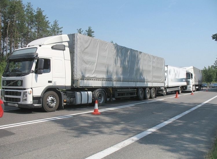 Litwin wjechał w dwa poprzedzające go samochody ciężarowe....