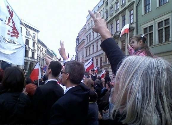 Tłum żegna parę prezydencką w drodze na Wawel.