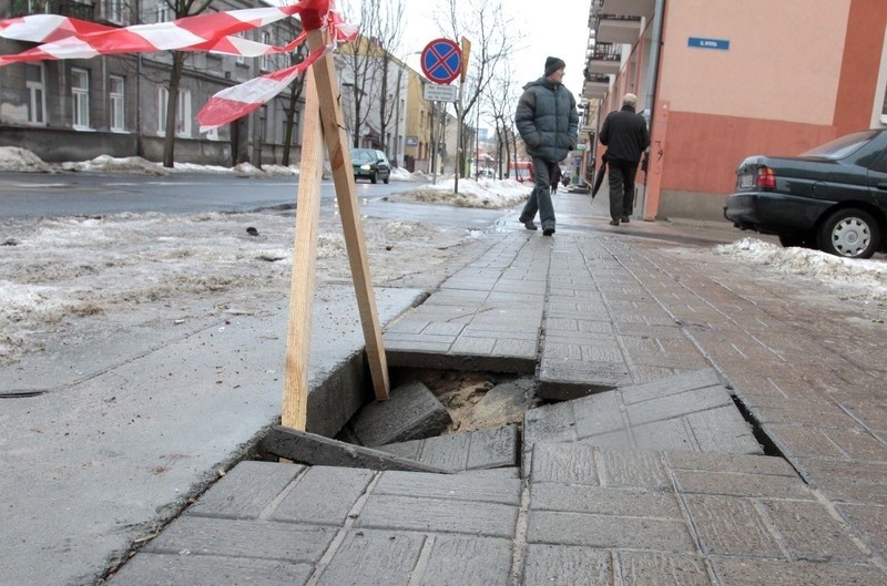 Na ulicy Niedziałkowskiego chodnik zapadł się pod ciężarem...
