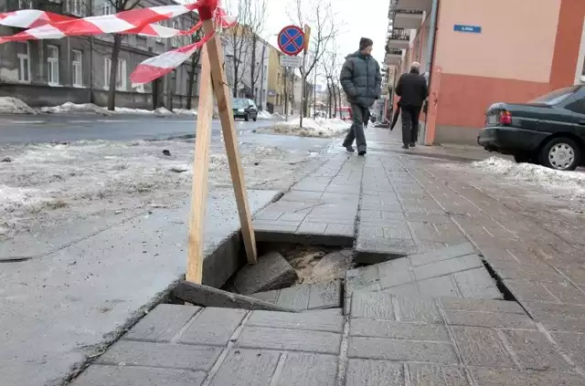 Na ulicy Niedziałkowskiego chodnik zapadł się pod ciężarem mężczyzny. Zabezpieczoną wyrwę piesi omijają z daleka.