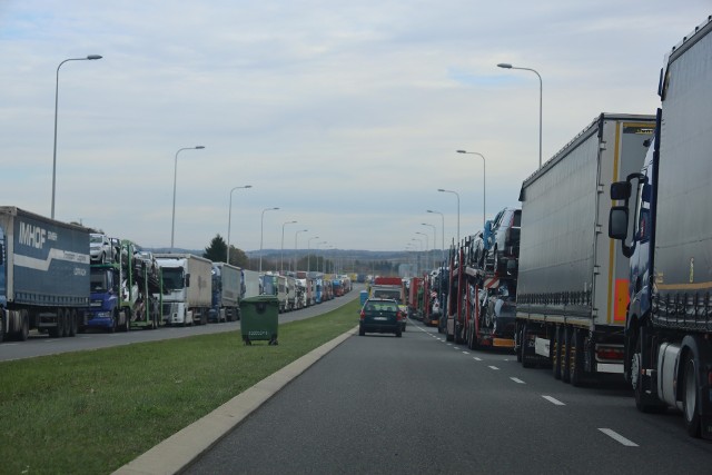 W kolejce do przejścia granicznego w Medyce stoi już ponad tysiąc ciężarówek.