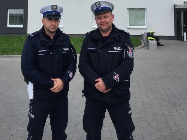 Policjanci udzielili pomocy kobiecie, która zasłabła na ulicy.