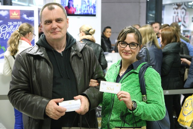 Irena i Albert Stasińscy po zakupach ustawili się w długiej kolejce po bony. W sumie dostali z powrotem 100 złotych.