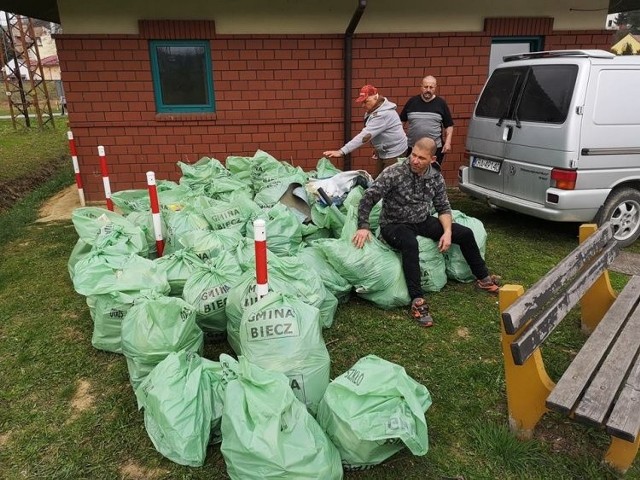 Tylko w Bieczu z brzegów Ropy zebrano ponad 50 worków śmieci