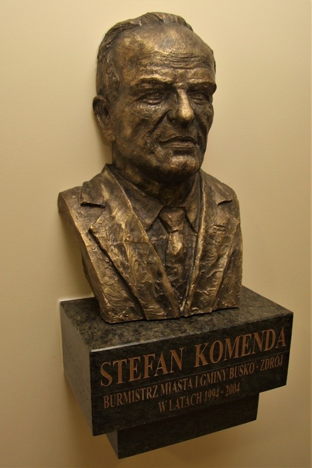 W buskim magistracie odsłonięto popiersie byłego wieloletniego burmistrza Stefana Komendy (ZDJĘCIA)