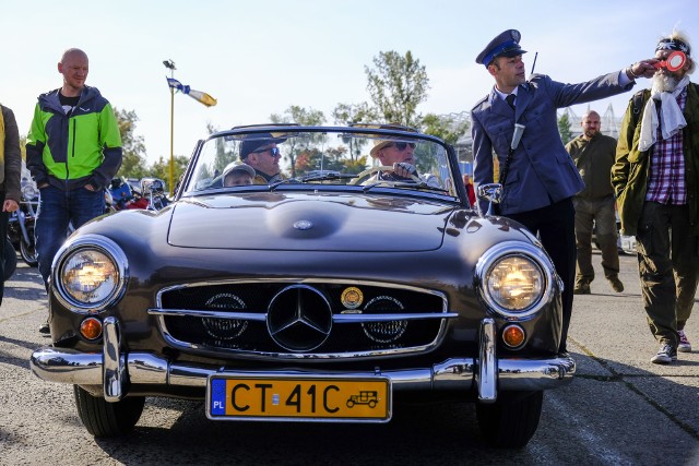 Motobazar Toruń to giełda motoryzacyjna, która odbywa się cyklicznie wiosną i jesienią. Fanatycy zabytkowych samochodów, motocykli i nie tylko w MotoParku przy ul. Ignacego Łukasiewicza mogli podziwiać prawdziwe "perełki"! Zobaczcie, co działo się w niedzielę na Motobazarze! Pojawił się nawet legendarny "Batman" z Torunia! Oto nasza fotorelacja z tego wydarzenia.Zobacz także: Komplet widzów na Grand Prix Polski na Motoarenie! Mamy dużo zdjęć z trybun!