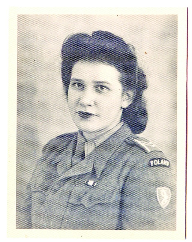Krystyna Hanula, po mężu Hojka, łączniczka w kompanii "Orbis", w mundurze żołnierza 2. Korpusu Polskiego