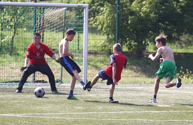 Wielu chłopców z osiedla Ustronie bierze udział w osiedlowych rozgrywkach w piłkę nożną.