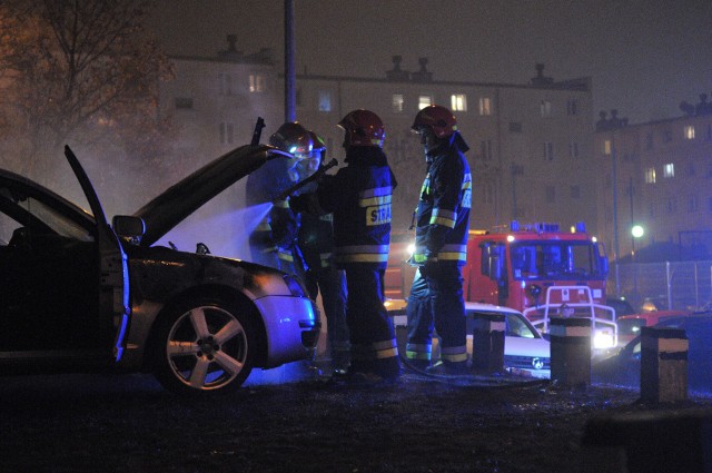 Policjanci zatrzymali 32-letniego mężczyznę, podejrzanego o spowodowanie jednego z pożarów samochodów na os. Mieszka I w Kostrzynie. Podejrzany nie przyznaje się do winy.